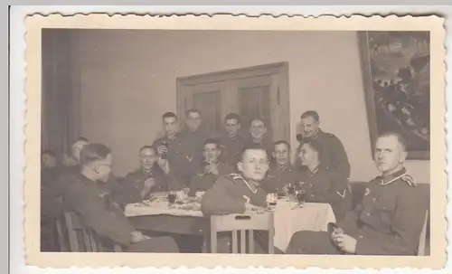 (F23411) Orig. Foto deutsche Soldaten am Tisch, Feier 1940er