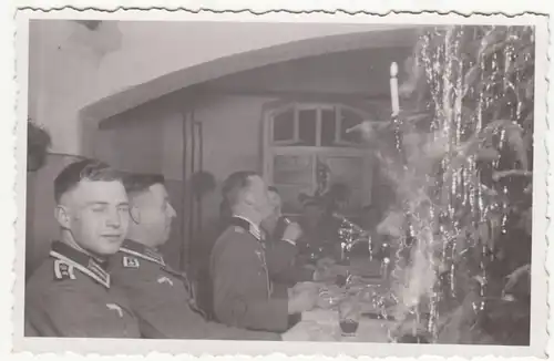 (F23410) Orig. Foto deutsche Soldaten an der Tafel, Weihnachten 1940er