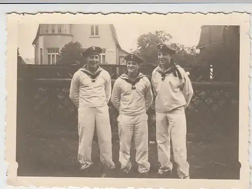 (F2341) Orig. Foto 2.WK, junge Marine-Soldaten im Garten, 1940er