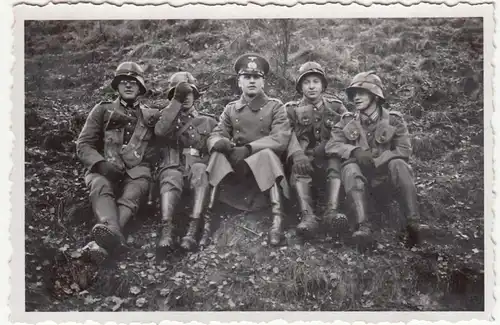 (F23404) Orig. Foto deutsche Soldaten mit Stahlhelm im Freien 1940er