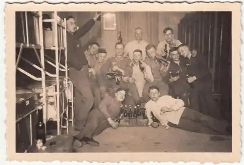 (F23402) Orig. Foto deutsche Soldaten auf der Stube, trinken Bier 1940er