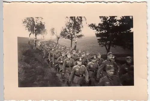 (F23395) Orig. Foto deutsche Soldaten marschieren auf Landstraße 1940er