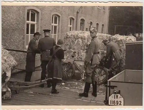 (F23390) Orig. Foto Polizisten in Zwickau, Papierpresse o.ä. 1940