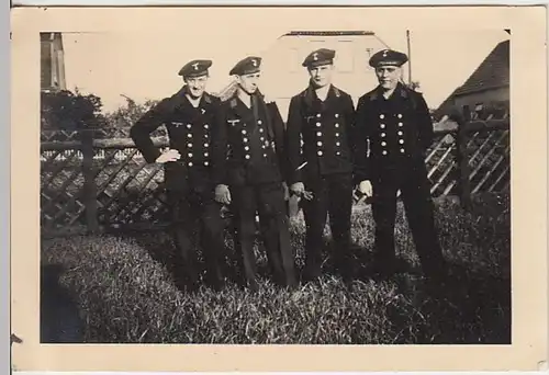 (F2338) Orig. Foto 2.WK, junge Marine-Soldaten im Garten, 1940er