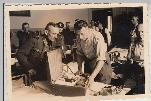(F23374) Orig. Foto Polizei-Ausbildung in Zwickau, Kofferpacken 1940