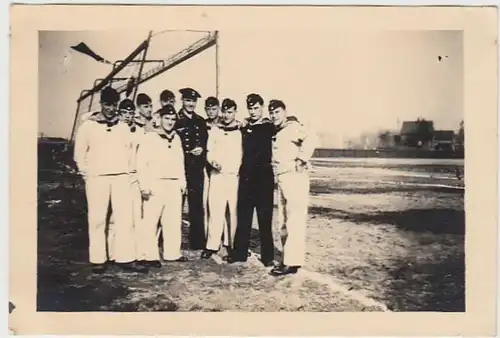 (F2336) Orig. Foto 2.WK, Marine-Soldaten auf Fußballfeld, 1940er