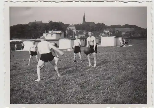 (F23353) Orig. Foto Zwickau Planitz, Männer spielen Ball im Freibad 1940