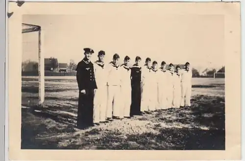 (F2335) Orig. Foto 2.WK, Marine-Soldaten angetreten auf Fußballfeld, 1940er