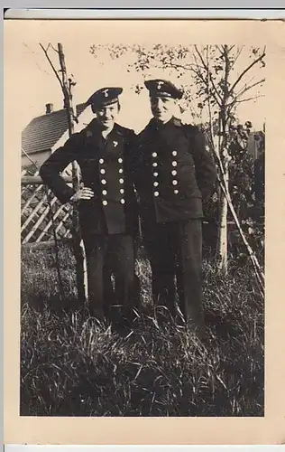 (F2334) Orig. Foto 2.WK, Marine-Soldaten posieren im Garten, 1940er