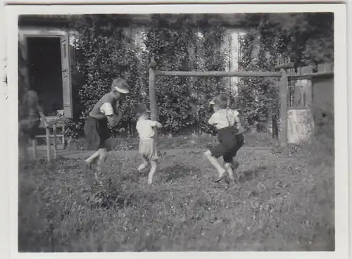 (F23337) Orig. Mini-Foto Kinder spielen im Garten 1937