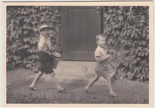 (F23336) Orig. Foto Kinder spielen im Garten, Rute u. Trommel 1937