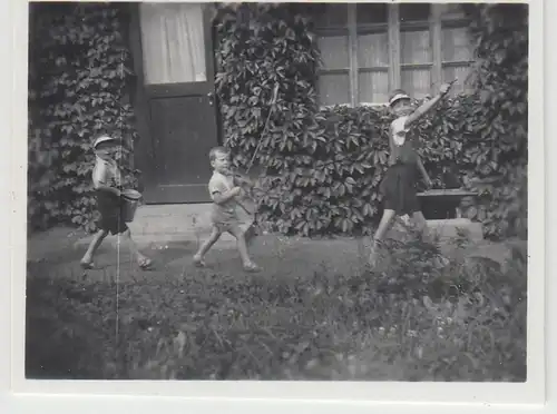 (F23335) Orig. Mini-Foto Kinder spielen im Garten 1937
