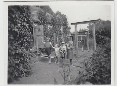 (F23333) Orig. Mini-Foto Kinder im Garten, Wohnhaus in Würbenthal 1937