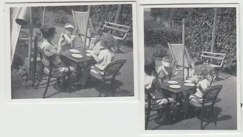 (F23331) 2x Orig. Mini-Foto Kinder sitzen am Tisch im Garten 1937