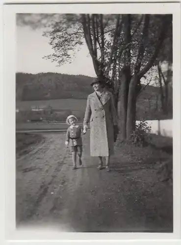 (F23310) Orig. Mini-Foto Mutter u. Söhnchen spazieren in Würbenthal 1937