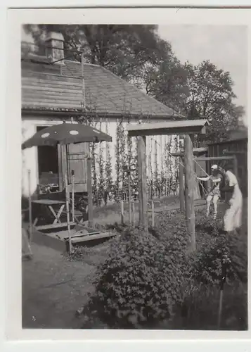 (F23309) Orig. Mini-Foto kleiner Junge schaukelt im Garten 1937