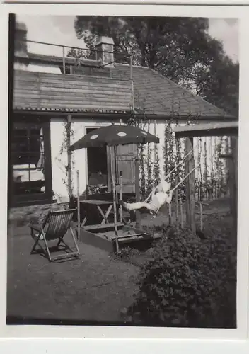(F23308) Orig. Mini-Foto kleiner Junge schaukelt im Garten 1937