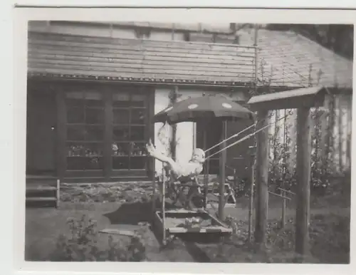 (F23307) Orig. Mini-Foto kleiner Junge schaukelt im Garten 1937