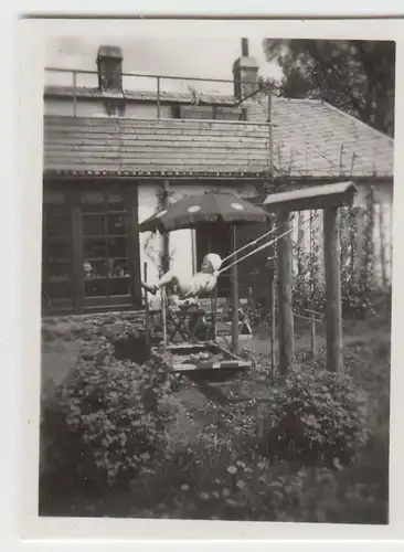 (F23306) Orig. Mini-Foto kleiner Junge schaukelt im Garten 1937