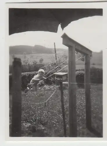 (F23305) Orig. Mini-Foto kleiner Junge schaukelt im Garten 1937