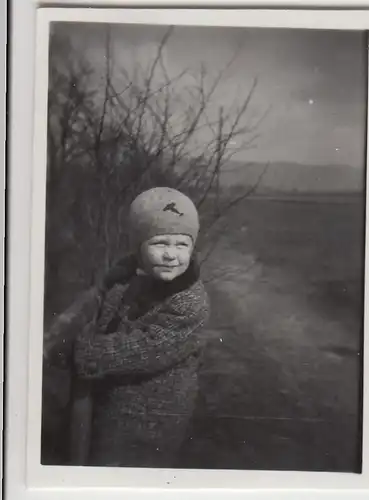 (F23304) Orig. Mini-Foto Kind m. Mütze u. Mantel im Freien 1937