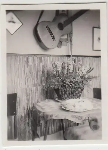 (F23302) Orig. Mini-Foto Tisch m. Blumenkorb, Torte u. Gitarre a. Wand 1937