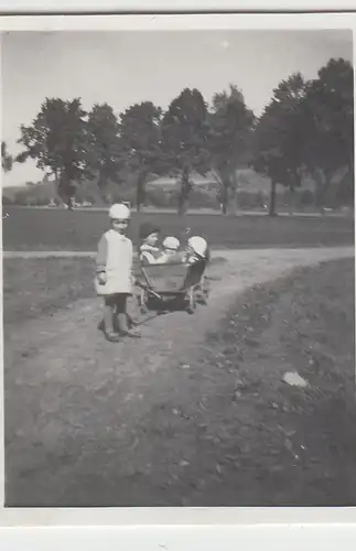 (F23290) Orig. Mini-Foto Kinder im Handwagen 1936