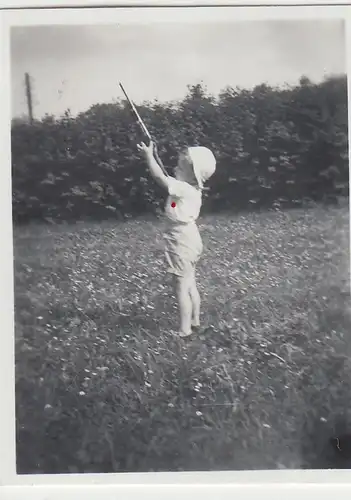 (F23270) Orig. Mini-Foto kleiner Junge mit Gewehr im Freien 1936