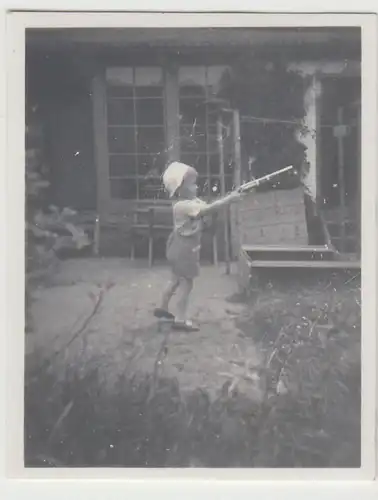 (F23269) Orig. Mini-Foto kleiner Junge mit Gewehr am Haus 1936