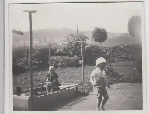 (F23267) Orig. Mini-Foto Kinder im Sandkasten am Haus, Würbenthal 1936