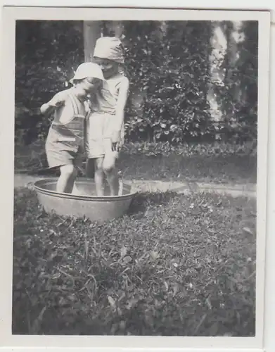 (F23266) Orig. Foto Kinder planschen in einer kleinen Wanne im Garten 1936