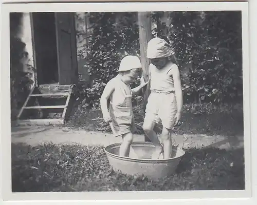 (F23265) Orig. Foto Kinder planschen in einer kleinen Wanne im Garten 1936
