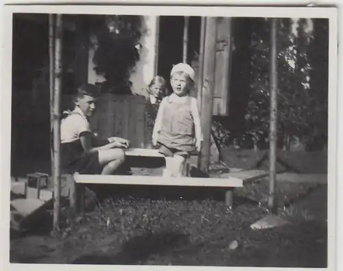 (F23262) Orig. Mini-Foto Kinder im Sandkasten im Garten 1936