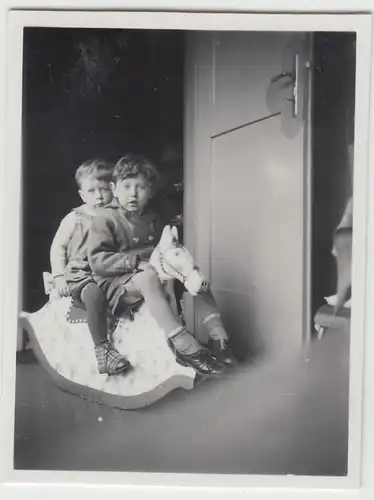 (F23253) Orig. Mini-Foto Kinder sitzen auf einem Schaukelpferd 1936