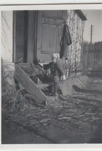(F23252) Orig. Mini-Foto Kind an der Stalltreppe 1936