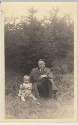 (F2325) Orig. Foto Mann mit Kind im Freien, 1940er