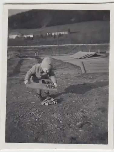 (F23248) Orig. Mini-Foto kleiner Junge spielt mit Steinchen, Würbenthal 1935