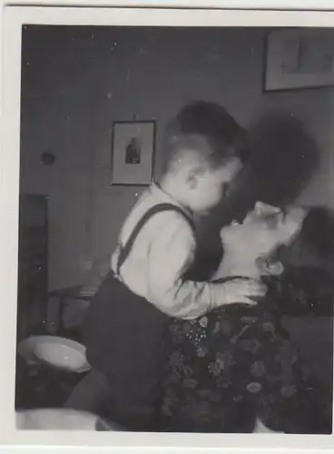 (F23246) Orig. Mini-Foto Mutter mit Söhnchen in der Stube 1935