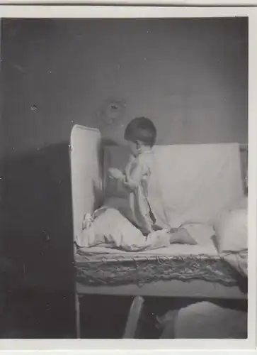 (F23244) Orig. Mini-Foto Kleinkind im Bett 1935