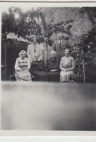 (F23239) Orig. Mini-Foto Personen im Garten, Gruppenbild 1935