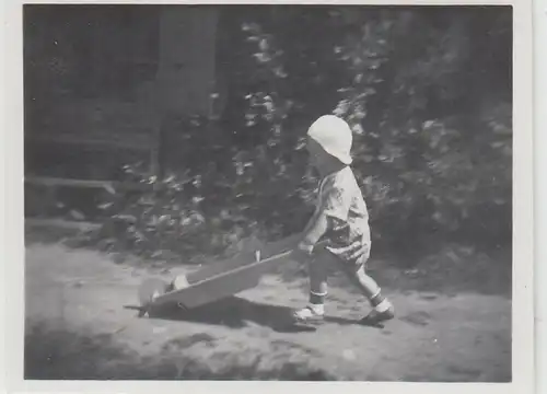 (F23238) Orig. Mini-Foto Kind mit Holzschubkarre im Freien 1935