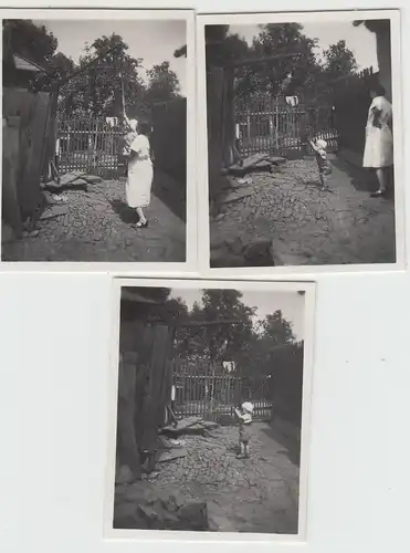 (F23234) 3x Orig. Mini-Foto Frau mit Kleinkind im Garten 1935