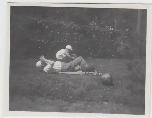 (F23231) Orig. Mini-Foto Mann und Kind spielen im Garten 1935