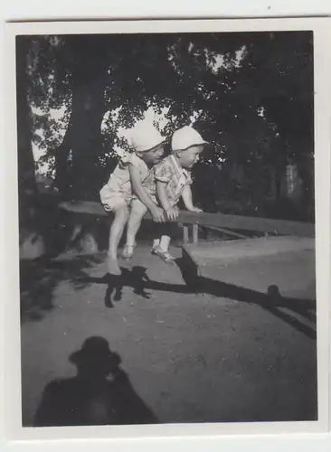 (F23230) Orig. Mini-Foto 2 Kinder sitzen auf der Wippe 1935