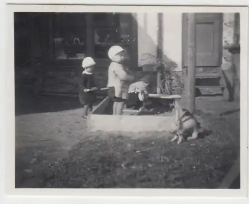 (F23226) Orig. Mini-Foto Kinder spielt im Sandkasten, Haus in Würbenthal 1935