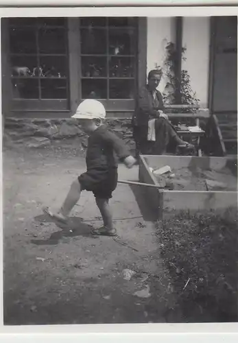 (F23225) Orig. Mini-Foto Kind spielt am Sandkasten, Haus in Würbenthal 1935