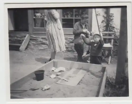 (F23222) Orig. Mini-Foto Kind spielt am Sandkasten, Haus in Würbenthal 1935