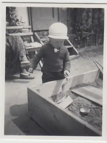 (F23221) Orig. Mini-Foto Kind spielt im Sandkasten, Haus in Würbenthal 1935