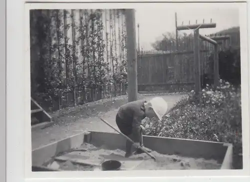 (F23220) Orig. Mini-Foto Kind spielt im Sandkasten, Haus in Würbenthal 1935