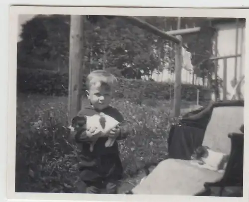 (F23217) Orig. Mini-Foto Kind mit Hundewelpen im Garten 1935